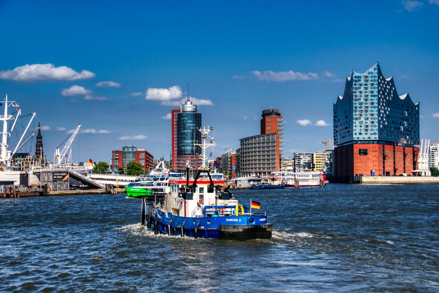 Elbphilharmonie und Hamburger Hafen an einem sonnigen Tag