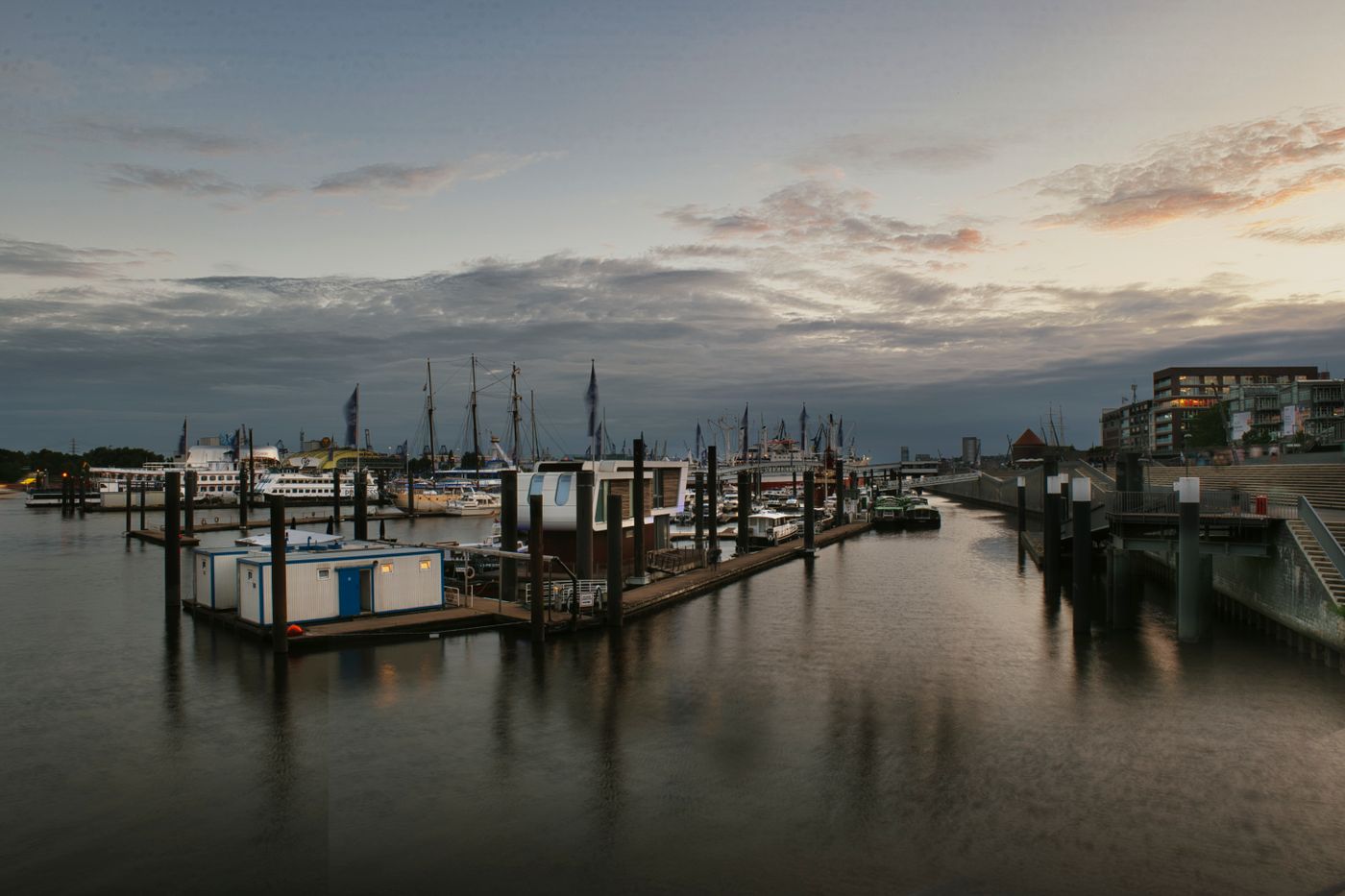 Hamburger Hafen und Yachthafen in der Abenddämmerung