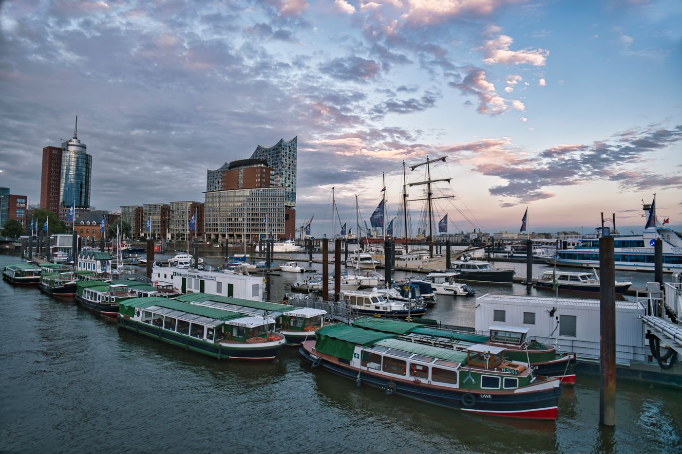 Boote vor der Hamburger HafenCity bei Sonnenuntergang